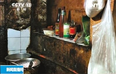 杭州：“線上餐館”黑（hēi）作坊後廚漆（qī）黑爬蟑螂 網上訂餐需謹慎